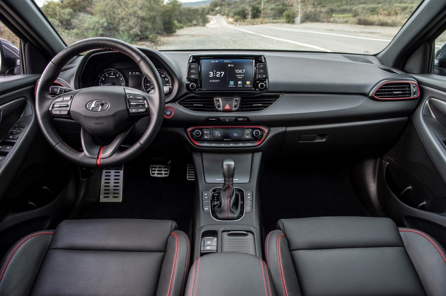 Торпедо Hyundai Elantra GT Sport 2017 года  (фото 17 из 40)